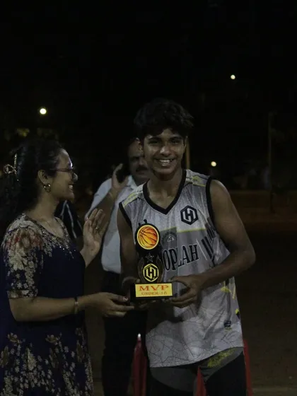 Recognizing individual excellence. Herchelle Sandu receives the U-18 MVP award for his outstanding performance during the Hooplah '25 tournament.