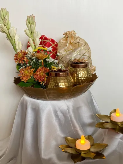 On popular demand, our traditional urli hampers are back. This brass urli is filled with fresh flowers, decorative jars, and festive potlis, making it a gift and a decor piece in one.
