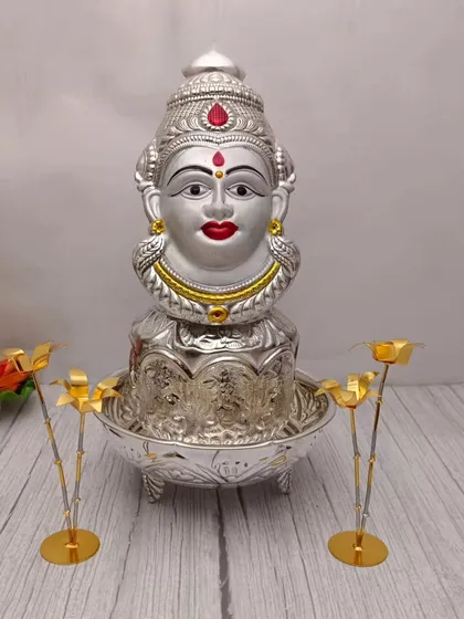 Yeh hamara ek aur Varamahalakshmi pooja set hai. Ismein Lakshmi face, German silver kalash, aur sundar cane tree diyas hain jo aapke pooja decor ko complete karte hain.