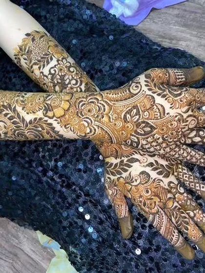 A full-coverage design with a beautiful mix of floral and leaf patterns, perfect for a bride or for a grand celebration.