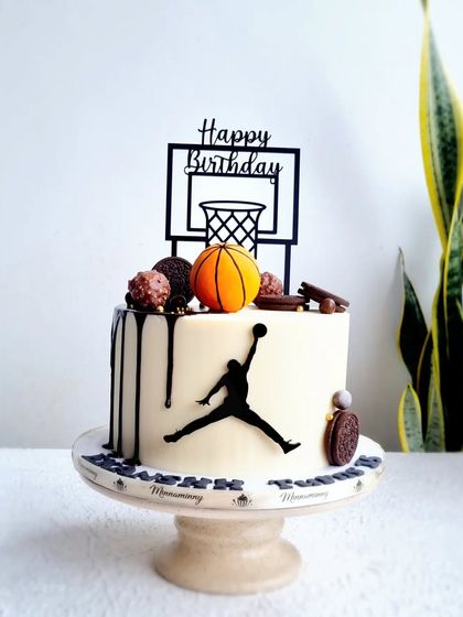 A full view of the basketball drip cake. The combination of the sports theme with a trendy drip design makes it perfect for a teenager.