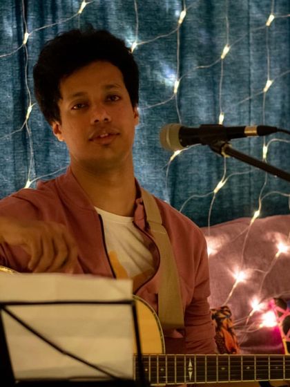 Another moment from the Hertz Cave gig. You can see the relaxed and personal vibe of a house concert.