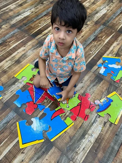 After our story, the kids worked on a giant floor puzzle of Clifford. Puzzles are a fantastic activity for developing problem-solving skills and teamwork.