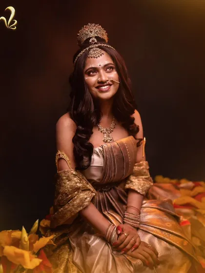 Another portrayal of Shailaputri, seated among flowers to represent her connection to nature and groundedness. This look reminds us to stand tall in our values and never compromise our worth.