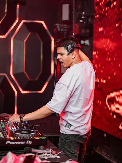 The Vibe: On The Decks & On The Floor photo 45