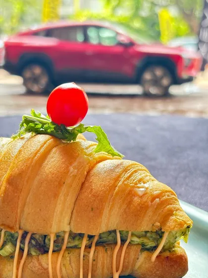 High-tea with a view of the majestic Mahindra XEV 9e. We had the honor of serving Mr. Anand Mahindra and the Mahindra Rise team.
