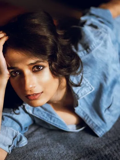 This casual, 'girl next door' look features a softly smudged eyeliner and clean skin. It shows that even a simple makeup application can look beautiful and put-together for a daytime event or photoshoot.