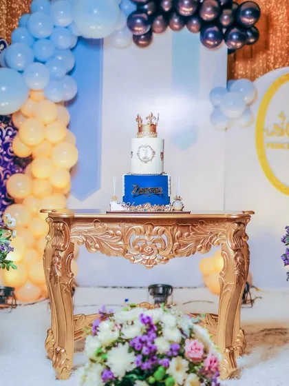 A closer look at the stunning royal-themed cake. The intricate details on the cake and the elegant golden table create a focal point that is both delicious and beautiful.