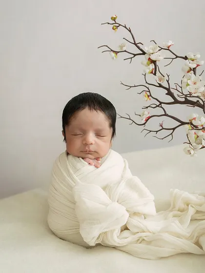 Pure, simple, and serene. A peacefully sleeping newborn, swaddled and safe, is the essence of my photography. My focus is always on your baby's comfort and creating a calm atmosphere.