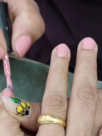 A reunion with an old school friend who came to get her nails done. It was a pleasure to pamper her.