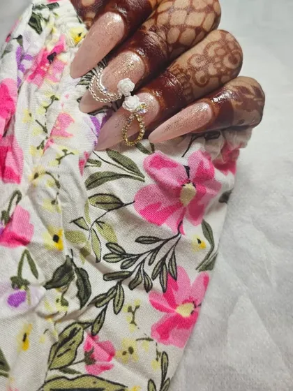 A close-up of the delicate 3D flower and chain details on this Karwa Chauth nail set. These are the special touches that make a design stand out.