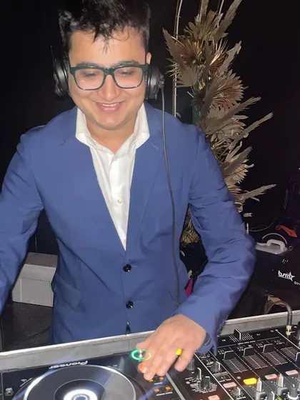 A smile for the camera before getting back to the beats. It was a pleasure to be a part of this elegant wedding event.