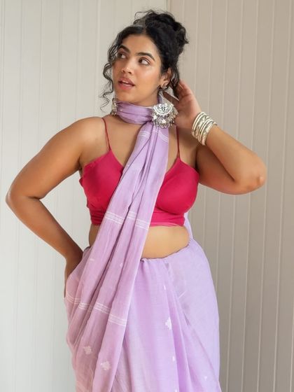 This look is all about the drape. I styled the pallu of this lavender saree as a chic neck scarf, held in place with a statement silver brooch, offering a unique styling idea.