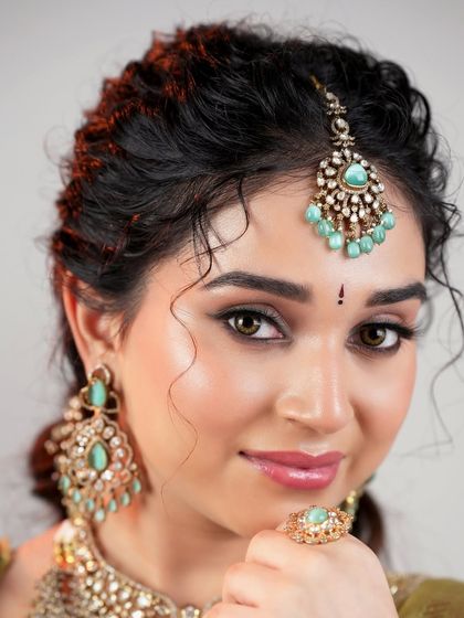 Veena Pujari - Makeup Classes and Training Modern Glam & Reception Styles photo 4