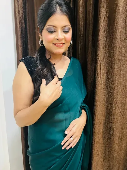 An elegant party makeup look featuring a silver and black smokey eye. This is perfect for a wedding guest or for a cocktail event, paired here with a beautiful satin saree.