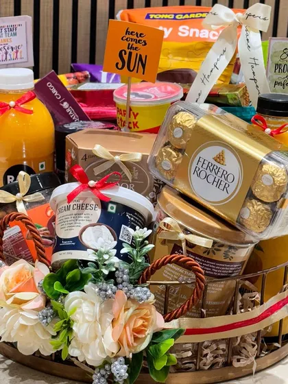 This hamper for Qatar Airways is a perfect example of balancing luxury and taste, with brands like Ferrero Rocher and Raw Pressery making it a memorable corporate gift.