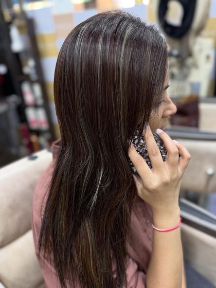 The Botoliss treatment ensures that even with highlights, the hair remains frizz-free and incredibly soft to the touch.