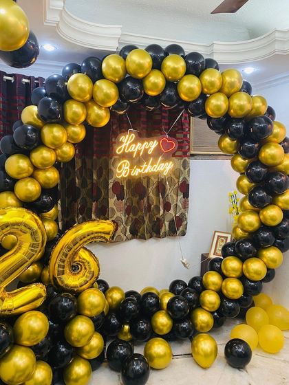 A close-up of the black and gold balloon ring, perfect for a stylish birthday party.