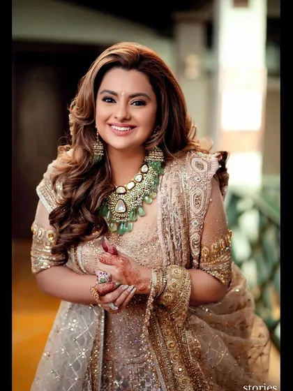 It was an honor to style Deepshikha Deshmukh for a major Bollywood wedding event in Goa. Her voluminous, cascading curls added a touch of royal elegance to her festive attire.