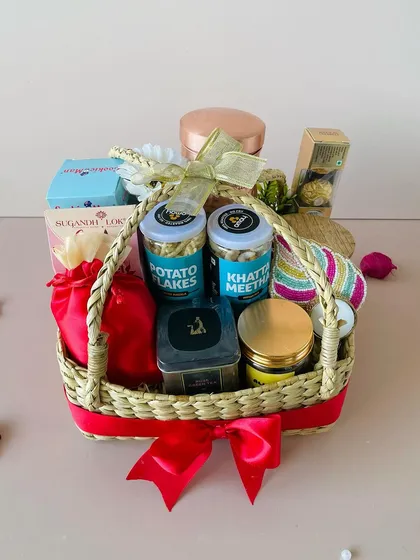 A top-down view of the premium Kauna basket, showing the rich assortment of snacks and gifts packed inside.