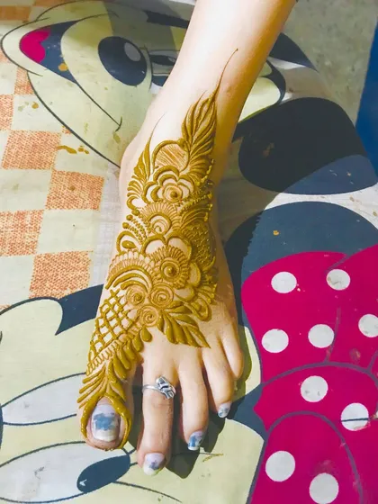 We also provide beautiful mehandi for feet. This is an example of an Arabic-style vine that elegantly decorates the top of the foot, perfect for wearing with open-toed shoes.
