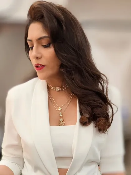This shot shows how the vintage waves and classic makeup create an effortlessly chic look. It’s a style that exudes confidence and sophistication.