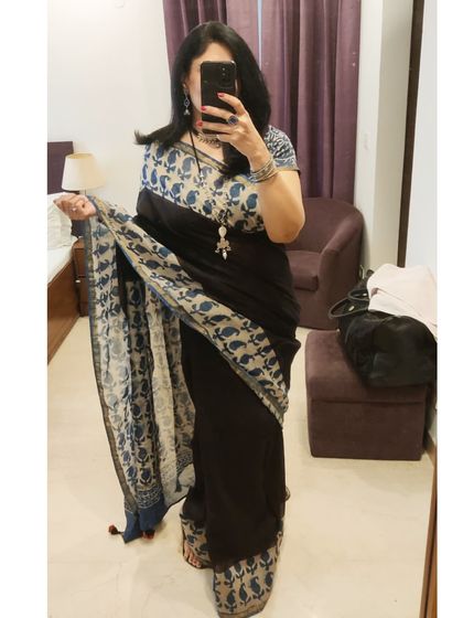 A quick mirror check before leaving. This view shows how the printed pallu drapes beautifully, adding movement and elegance to the overall silhouette.