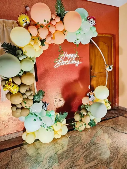 A close-up of the jungle-themed balloon ring, featuring pastel colors and small animal cutouts.