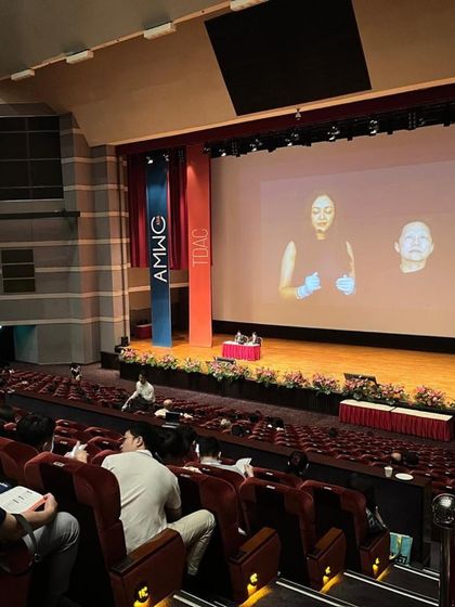 A view from the audience during one of my live demos at a conference. I may be the one teaching, but I am also receiving so much knowledge and energy from the community. It's a cycle of giving and receiving.