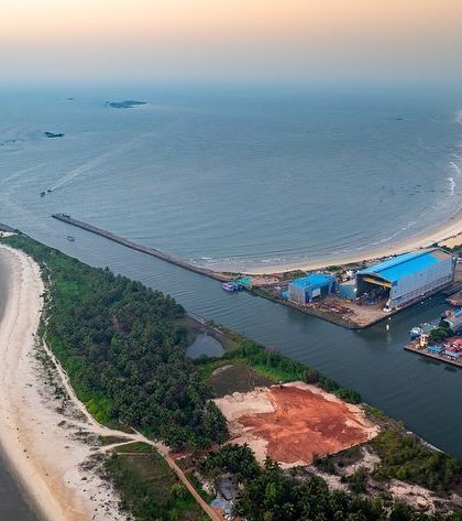 A duplicate of image 142, showing the wide expanse of the Malpe coastline and harbour entrance.
