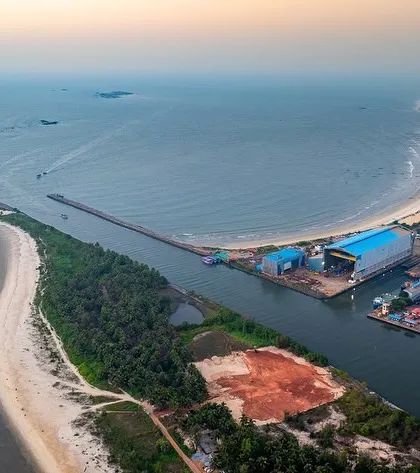 A duplicate of image 142, showing the wide expanse of the Malpe coastline and harbour entrance.