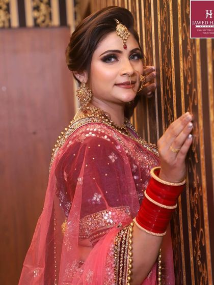 A close-up portrait of the bride, highlighting the elegant makeup and hairstyling from the masterclass.