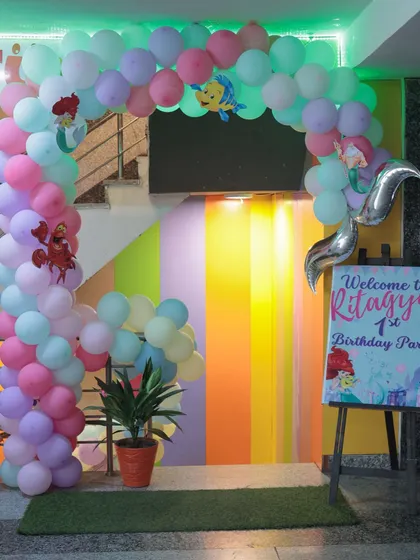 An enchanting mermaid-themed entrance arch. The pastel balloon colors, mermaid tail balloon, and personalized welcome sign create a magical gateway to an underwater adventure.