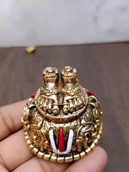 Yeh tasveer gold-plated Balaji Padam ko haath mein lekar li gayi hai, taaki aapko iske size ka andaza ho sake.