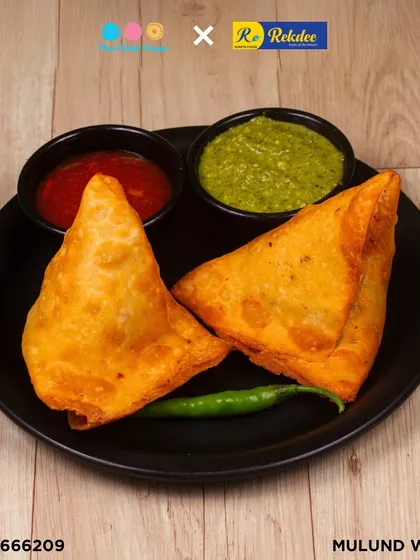 The perfect party snack: hot and crispy samosas served with sweet and spicy chutneys. You can pre-book all your food orders with us.