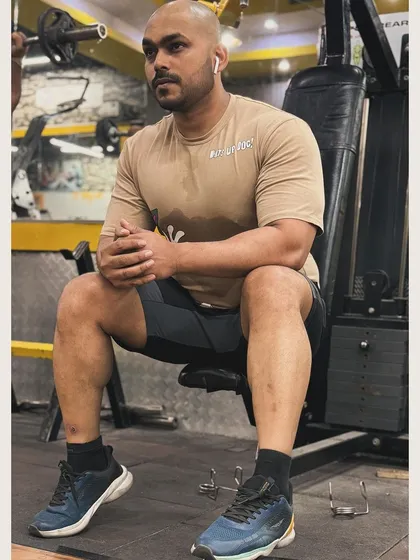 Sitting on a bench, focused and ready for the next set. Mental preparation is as important as physical readiness.