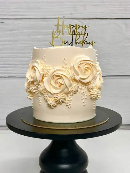Who says less can’t be more? This cream swirl beauty with delicate piped roses proves that elegance comes in all sizes and is perfect for a sophisticated birthday celebration.