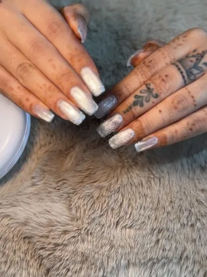Winter inspo with these beautiful chrome and glitter square-shaped nails.