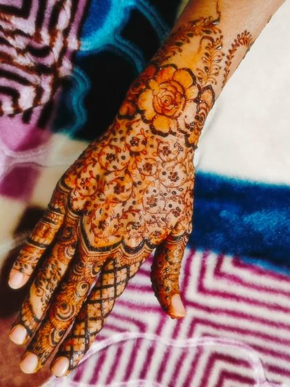 A new trending design with a central floral motif and delicate patterns on the palm.