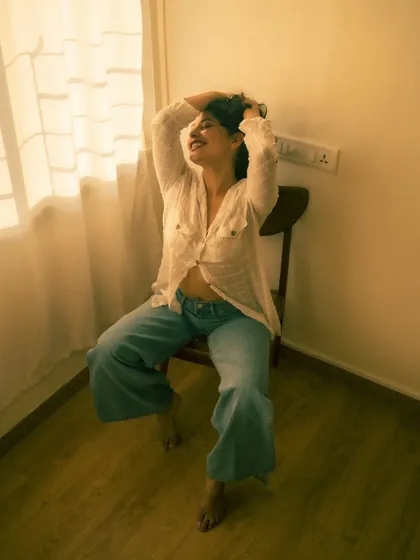 This series was shot entirely with natural light from a window. I adjusted the white balance to give the images a warm, golden tone, creating a soft and dreamy atmosphere.