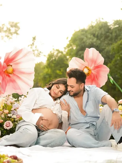 I create dreamy, picnic-style setups for outdoor maternity shoots. Surrounded by a field of flowers, this couple could relax and share a quiet moment, celebrating their journey in a beautiful, natural setting.