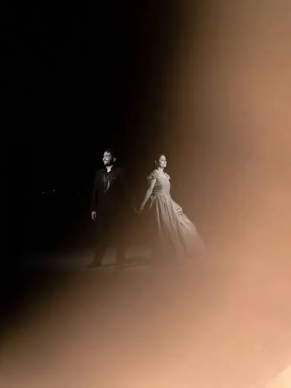 An artistic pre-wedding photo using a ring of light effect. This creative technique frames the couple in a unique way, adding a magical touch to the image.
