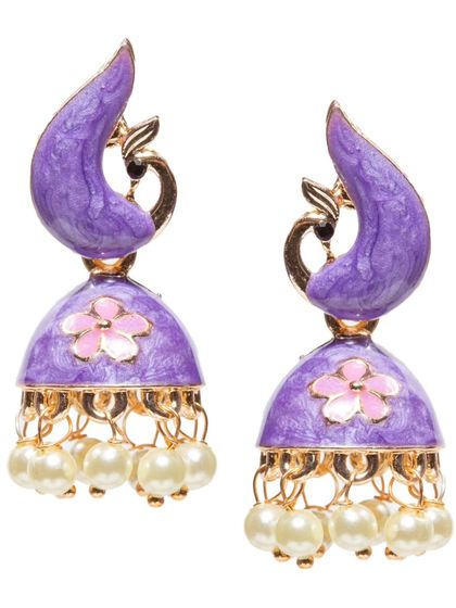 A beautiful lilac jhumki with a peacock motif. Every pearl is mindfully fixed into the dome, showcasing the detailed craftwomanship that goes into each piece.
