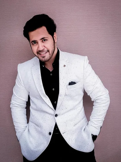 A throwback to a sharp look in a white blazer. Classic, confident, and always ready to host.