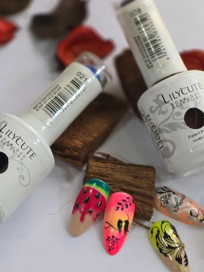 Reviewing the new Lilycute gel polishes. The coverage, consistency, and application are all excellent. This is a new wave in the Indian nail industry.