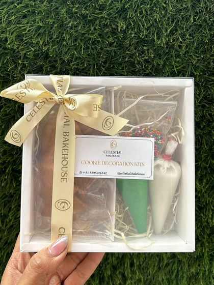 Our cookie decoration kit, beautifully packaged with a ribbon, makes for a wonderful and interactive gift for Christmas or any creative afternoon.