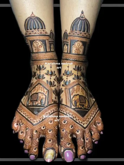 This design features elephant motifs within traditional jharokha frames on the feet. The top of the feet are adorned with dome architecture, creating a complete, royal-themed look.
