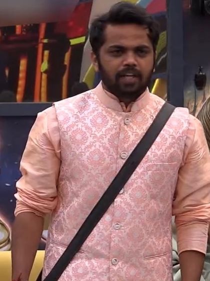 Another look for Dhanraj Achar from Bigg Boss. This is a more traditional peach-coloured kurta with a matching brocade jacket. It’s perfect for festive occasions.