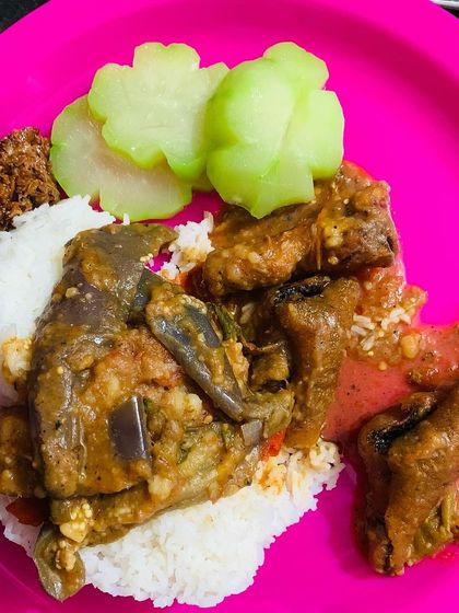 The full plate with beef skin curry, rice, and boiled chow chow.