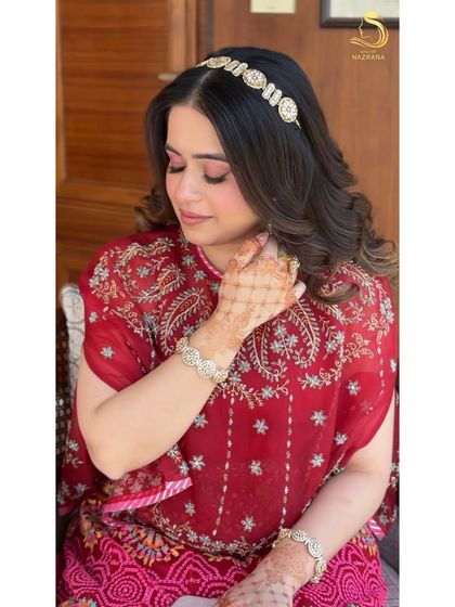 The perfect blend of contemporary glam and cultural elegance, with soft waves and a beautiful sheeshpatti.